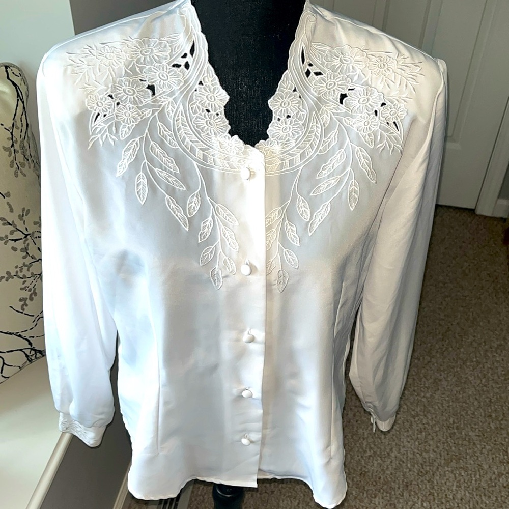 Elisabeth Williams vintage white lace embroidered blouse with lace on wrists